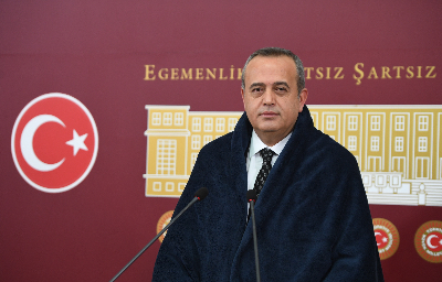 Gaziantep Milletvekilimiz Ertuğrul Kaya'dan battaniyeli protesto: “Vatandaşın belini büken bu fahiş artışlara artık son verin”